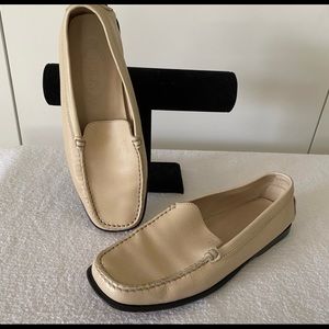 Tod’s Beige pebbled leather driving shoes. Sz. 7.5.